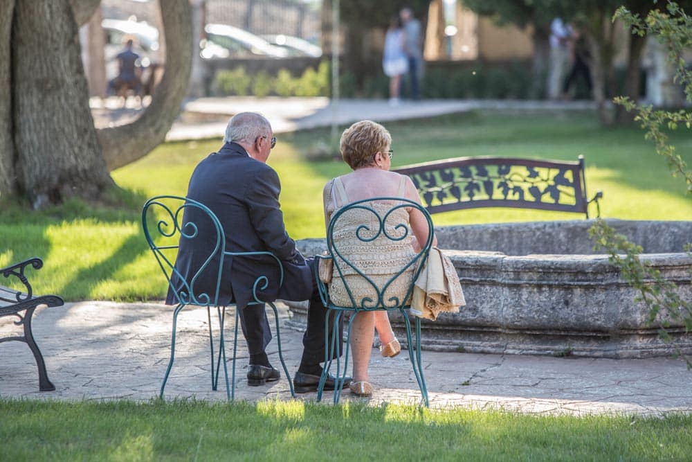 Sentados en los Jardines